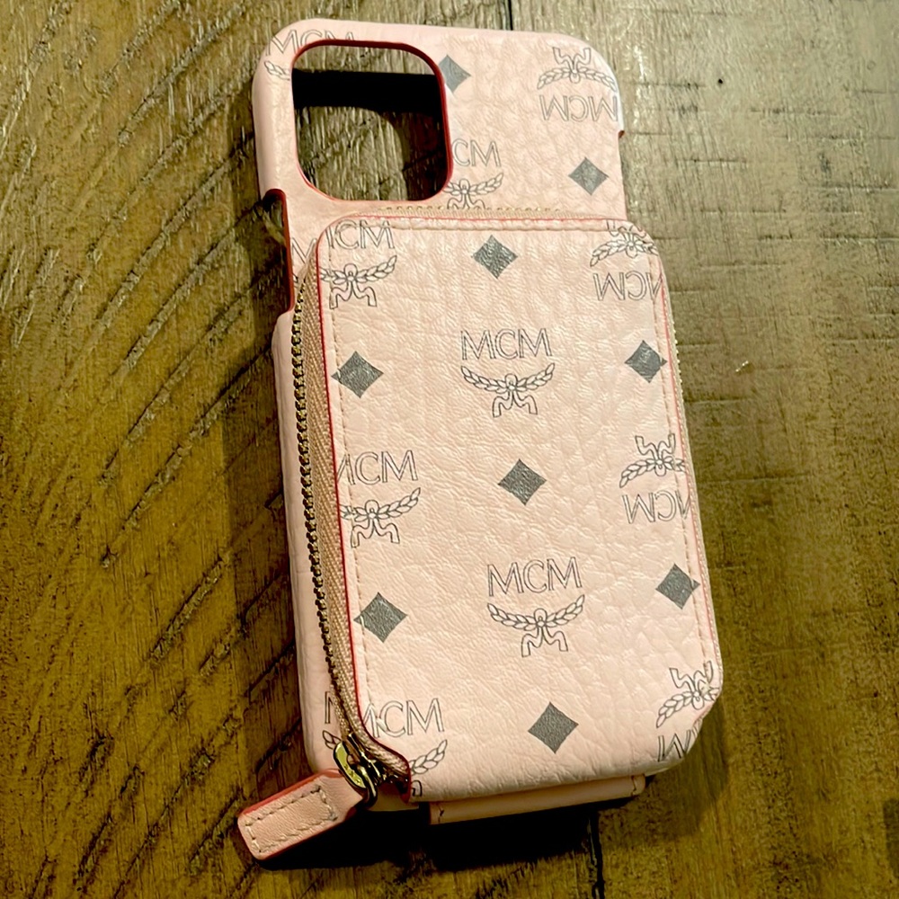 MCM IPhone 12/12 Pro Case with card holder